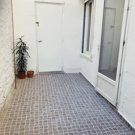 Rousquille: Patio Au Rdc D'une Maison Calme